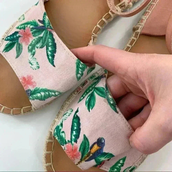 Old navy sandals size 7 pink green canvas tropical palm tree resort Dorsay - Picture 9 of 13